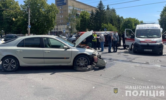 У Вінниці автівка рятувальників зіткнулась з легковиком