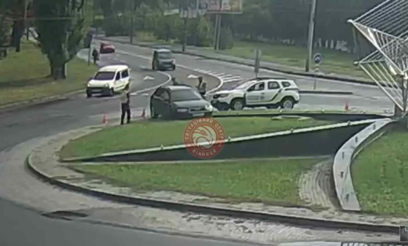 У Вінниці авто на круговому перехресті потрощило елементи благоустрою