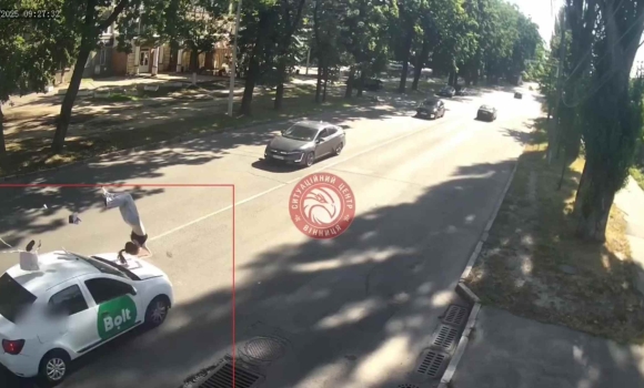 У Вінниці авто служби Bolt знесло дівчину, яка йшла по пішохідному переходу