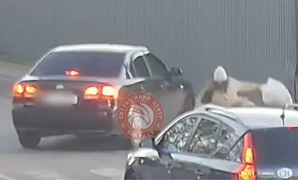 У Вінниці автомобіля KIA збив дівчину на пішохідному переході У Вінниці автомобіля KIA збив дівчину на пішохідному переході