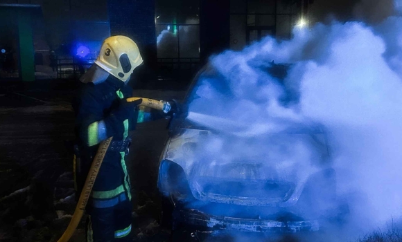 У Вінниці через несправність електричної системи згорів легковик