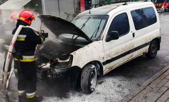 У Вінниці через розгерметизацію паливної системи загорівся легковик