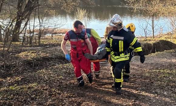 У Вінниці чоловік впав зі скелі – на допомогу викликали рятувальників
