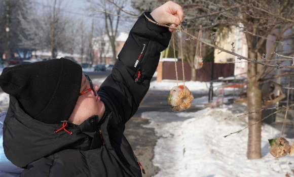 У Вінниці діти та молодь з інвалідністю створюють екогодівнички для птахів