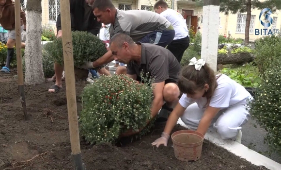 У Вінниці діти та захисники висадили алею хризантем