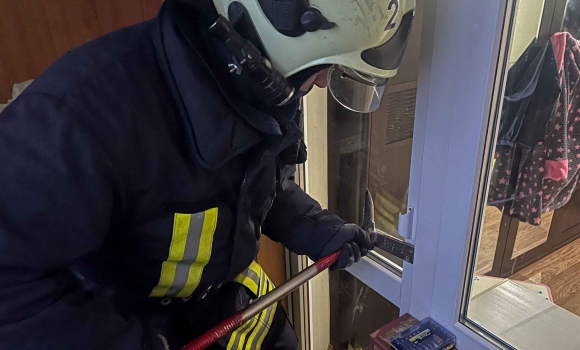 У Вінниці дворічний малюк випадково зачинив маму на балконі