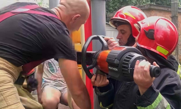 У Вінниці дитина застрягла на дитячій гірці