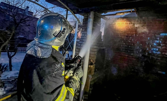 У Вінниці горіли приватна лазня та альтанка поряд із житловим будинком