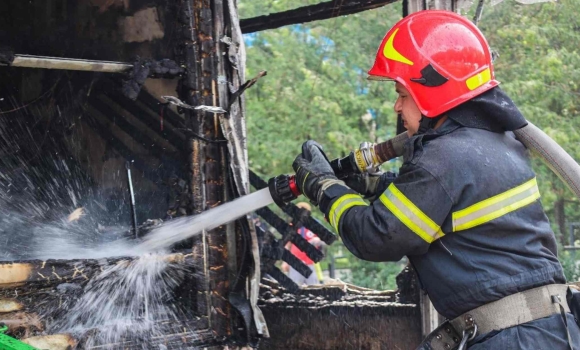 У Вінниці горіли ятки на зупинці громадського транспорту