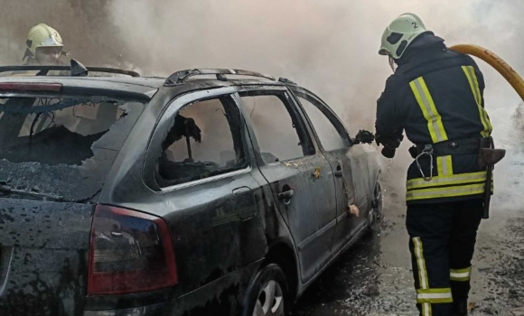 У Вінниці горів легковик – вогонь перекинувся на автівки, припарковані поруч У Вінниці горів легковик – вогонь перекинувся на автівки, припарковані поруч