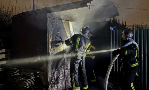 У Вінниці горів пивний бар, автомобіль та балкон багатоповерхівки