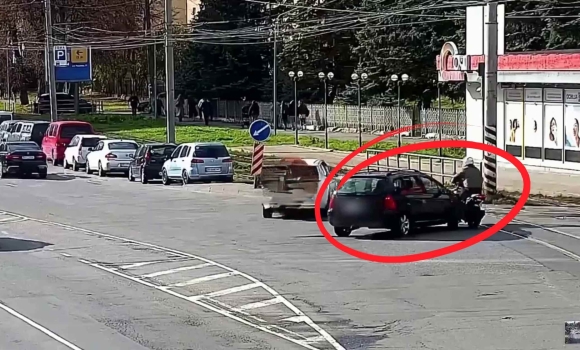 У Вінниці камери спостереження зафіксували зіткнення авто та мотоцикла