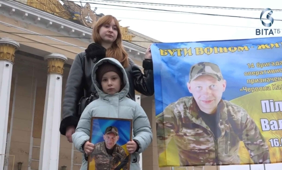 У Вінниці хвилиною мовчання вшанували пам’ять полеглого захисника Дмитра Пілата У Вінниці хвилиною мовчання вшанували пам’ять полеглого захисника Дмитра Пілата