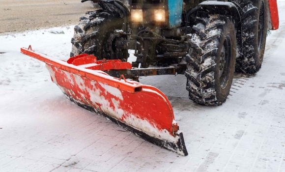 У Вінниці комунальні служби продовжують протиожеледну обробку тротуарів і доріг