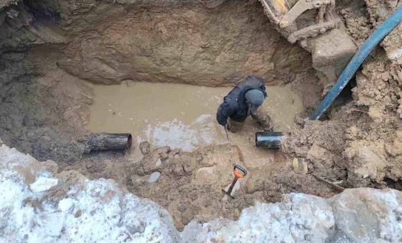 У Вінниці комунальники ліквідовують порив водогону на вул.Андрія Первозванного