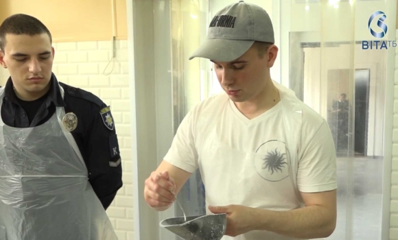 У Вінниці курсанти випікали хліб для поранених захисників напередодні Великодня
