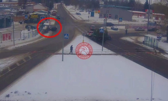 У Вінниці легковик ледь не розтрощив зупинку громадського транспорту