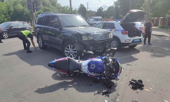 У Вінниці Lexus підім'яв під себе Suzuki - мотоцикліст у лікарні