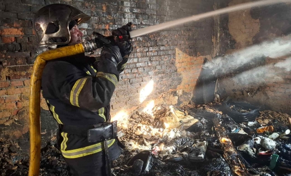 У Вінниці ліквідували пожежу в закинутій будівлі