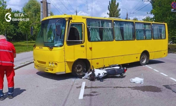 у Вінниці маршрутка зіткнулась з мотоциклом постраждав 17-річний у Вінниці маршрутка зіткнулась з мотоциклом постраждав 17-річний
