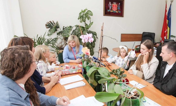 У Вінниці матеріальну допомогу отримали вісім родин, які усиновили дітей