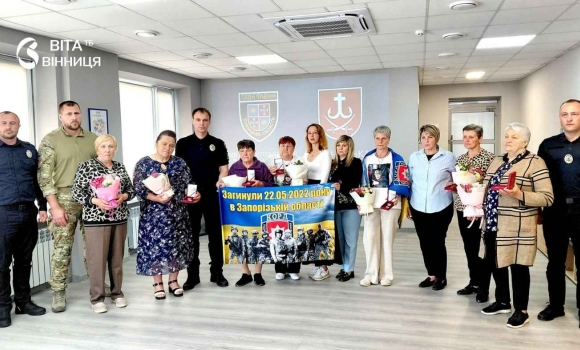 У Вінниці матерям загиблих спецпризначенців КОРДу вручили почесні відзнаки «Мати Героя» У Вінниці матерям загиблих спецпризначенців КОРДу вручили почесні відзнаки «Мати Героя»