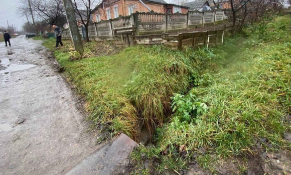 У Вінниці мешканець скидав рідкі відходи у міський струмок У Вінниці мешканець скидав рідкі відходи у міський струмок
