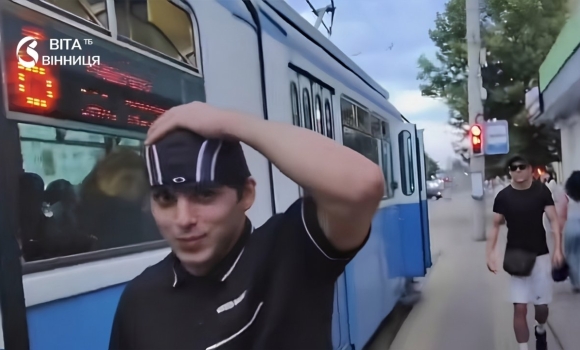 У Вінниці молодики блокували трамваї заради TikTok — поліція попереджає про смертельні тренди