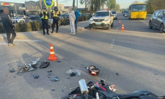 У Вінниці мотоцикліст дивом відбувся легкими травмами після зіткнення з автомобілем