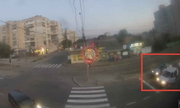 У Вінниці мотоцикліст зіткнувся одразу з двома авто