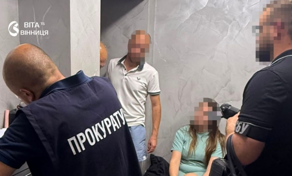 У Вінниці митний інспектор брав хабарі за швидке оформлення авто У Вінниці митний інспектор брав хабарі за швидке оформлення авто