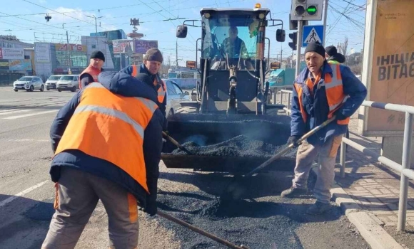 У Вінниці на аварійний ремонт доріг вийшло вісім бригад
