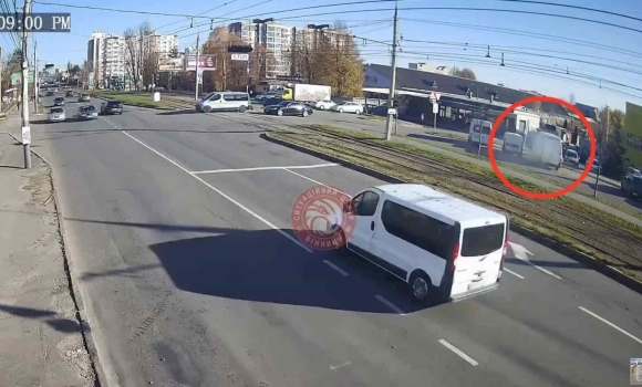 У Вінниці на автопарковці загорівся мікроавтобус У Вінниці на автопарковці загорівся мікроавтобус