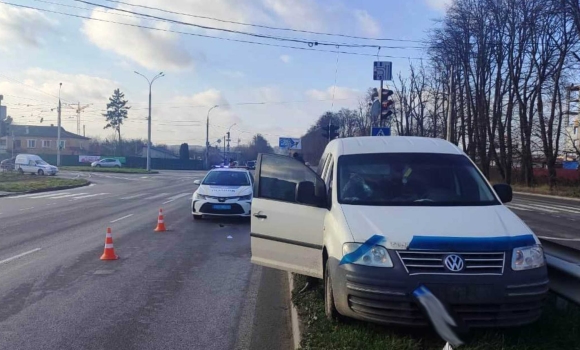 У Вінниці на Барському шосе 24-річна дівчина опинилася під колесами авто У Вінниці на Барському шосе 24-річна дівчина опинилася під колесами авто