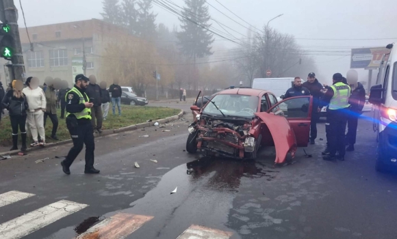 У Вінниці на перехресті проспекту Юності та вул.Порика зіткнулися два авто