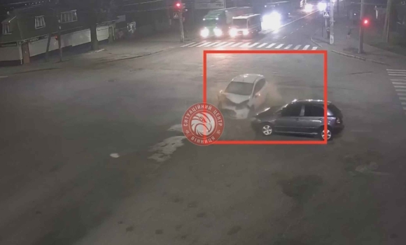 У Вінниці на перехресті відбулось лобове зіткнення двох автомобілів