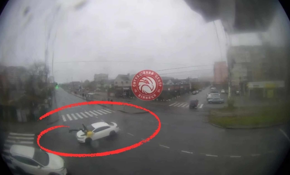 У Вінниці на перехресті водій легковика збив велосипедиста