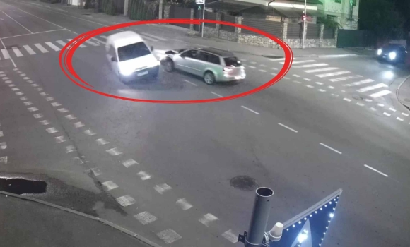 У Вінниці на перехресті зіткнулись два авто — зламана світлофорна опора