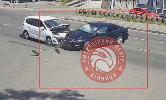 У Вінниці на перехресті зіткнулись два автомобілі