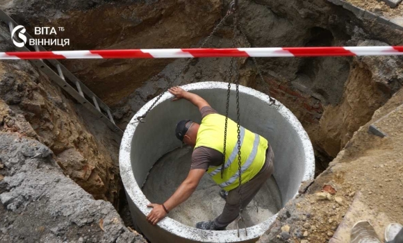 У Вінниці на Соборній оновлюють мережу столітнього водогону