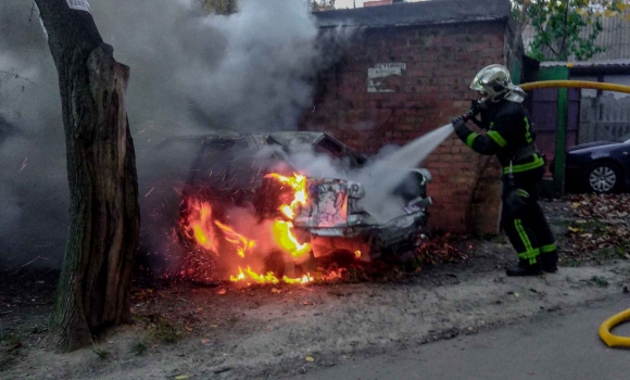 У Вінниці на вул.Матроса Кішки згоріло занедбане авто У Вінниці на вул.Матроса Кішки згоріло занедбане авто