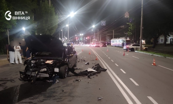 У Вінниці на вул.Пирогова зіткнулися два легковики, які рухалися назустріч один одному У Вінниці на вул.Пирогова зіткнулися два легковики, які рухалися назустріч один одному