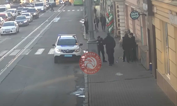 У Вінниці на вулиці Соборній підлітки розмалювали фасад будівлі У Вінниці на вулиці Соборній підлітки розмалювали фасад будівлі