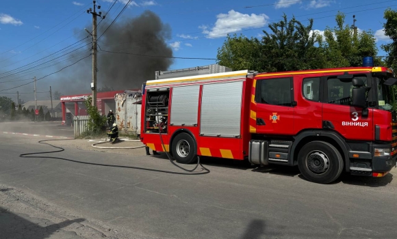 У Вінниці на вулиці Якова Шепеля згорів металевий контейнер