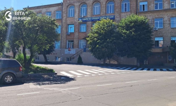 У Вінниці на Визволення запровадили одностороній рух та впорядкували паркування У Вінниці на Визволення запровадили одностороній рух та впорядкували паркування