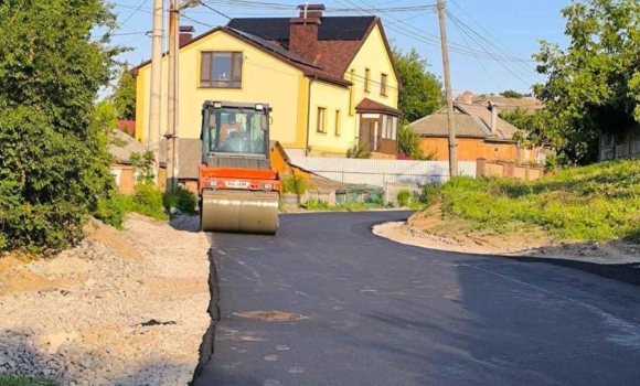 У Вінниці облаштували дорожнє покриття, підняли люки та укріпили узбіччя вул. Чумацька