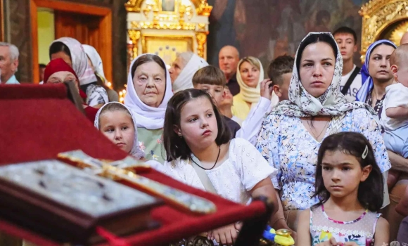 У Вінниці окропили учнів і студентів, які просили благословення на добре навчання