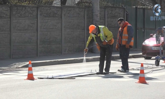 У Вінниці оновлять сотні кілометрів дорожньої розмітки У Вінниці оновлять сотні кілометрів дорожньої розмітки