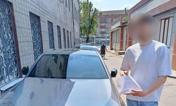 У Вінниці оштрафували водія BMW, який дозволив пасажирам вилазити на вікна під час руху авто
