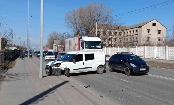 У Вінниці п'яний водій автомобіля Fiat Doblo в'їхав у чужий Citroen